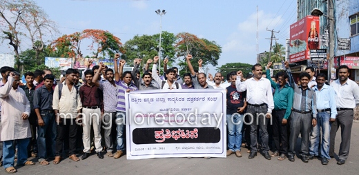 Journalists protest over Abhayachandra Jain threatning reporter